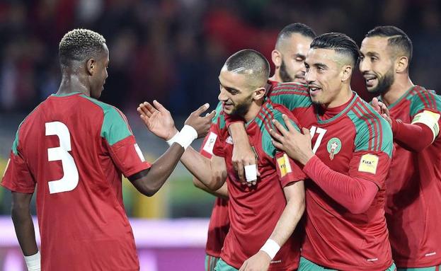 Hakim Ziyech, felicitado por sus compañeros tras marcar un gol con Marruecos. 