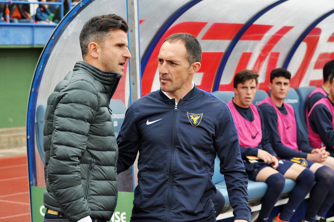 Iván Ania, junto al entrenador del UCAM de Murcia, Pedro Munitis, en un enfrentamiento.