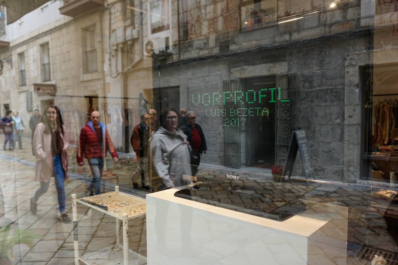 TIENDA: Lamoi, c/ Del Medio ARTISTA: Luis Bezeta