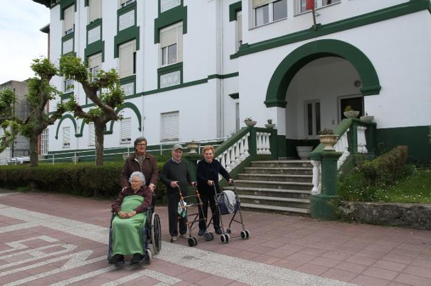 Un grupo de residentes, a las puertas de la residencia de Castro.