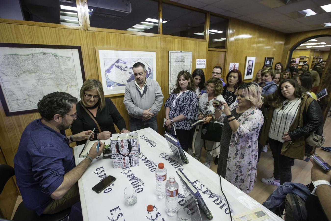 Fotos: Maxim Huerta presentó ayer su séptima novela en la librería Estvdio