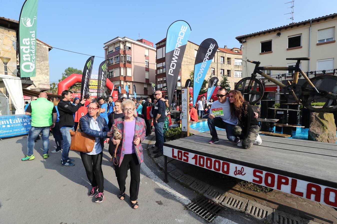 Miles de personas toman Cabezón de la Sal a la espera de que esta noche arranquen las pruebas más duras de Los 10.000 del Soplao