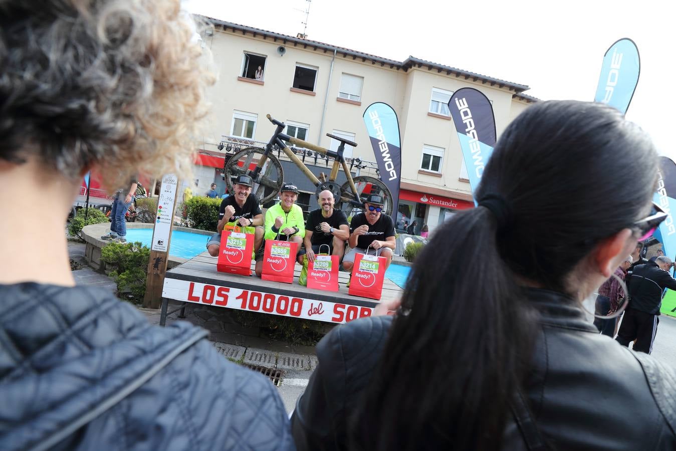 Miles de personas toman Cabezón de la Sal a la espera de que esta noche arranquen las pruebas más duras de Los 10.000 del Soplao