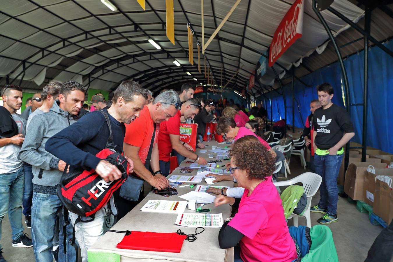 Miles de personas toman Cabezón de la Sal a la espera de que esta noche arranquen las pruebas más duras de Los 10.000 del Soplao