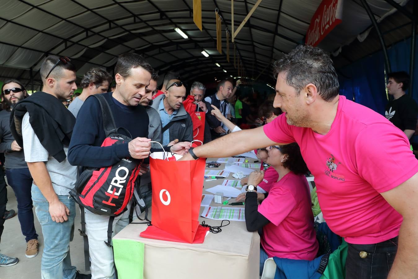 Miles de personas toman Cabezón de la Sal a la espera de que esta noche arranquen las pruebas más duras de Los 10.000 del Soplao