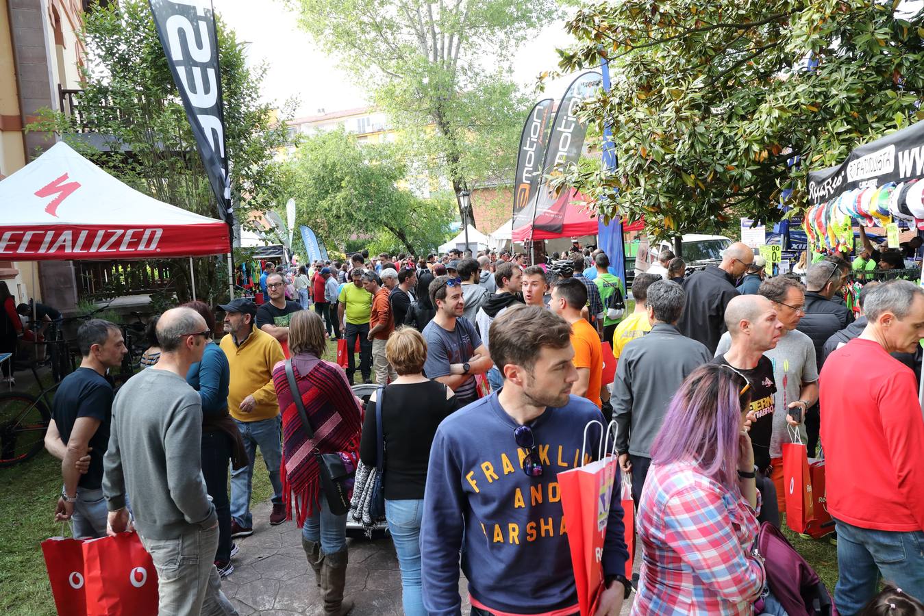 Miles de personas toman Cabezón de la Sal a la espera de que esta noche arranquen las pruebas más duras de Los 10.000 del Soplao