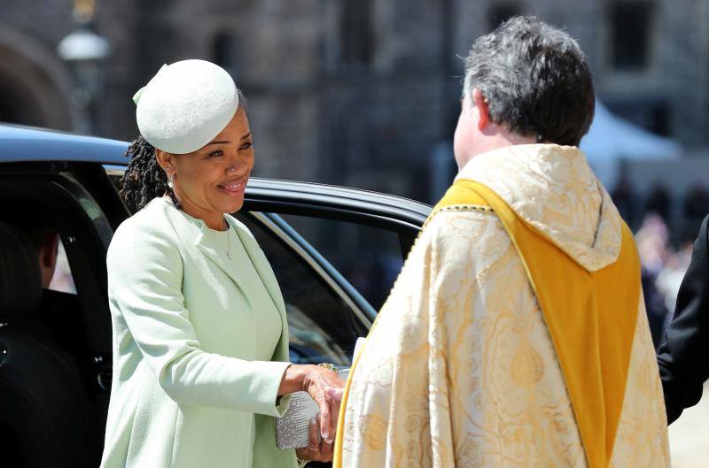 La madre de la novia, Doria Ragland, llega al enlace.