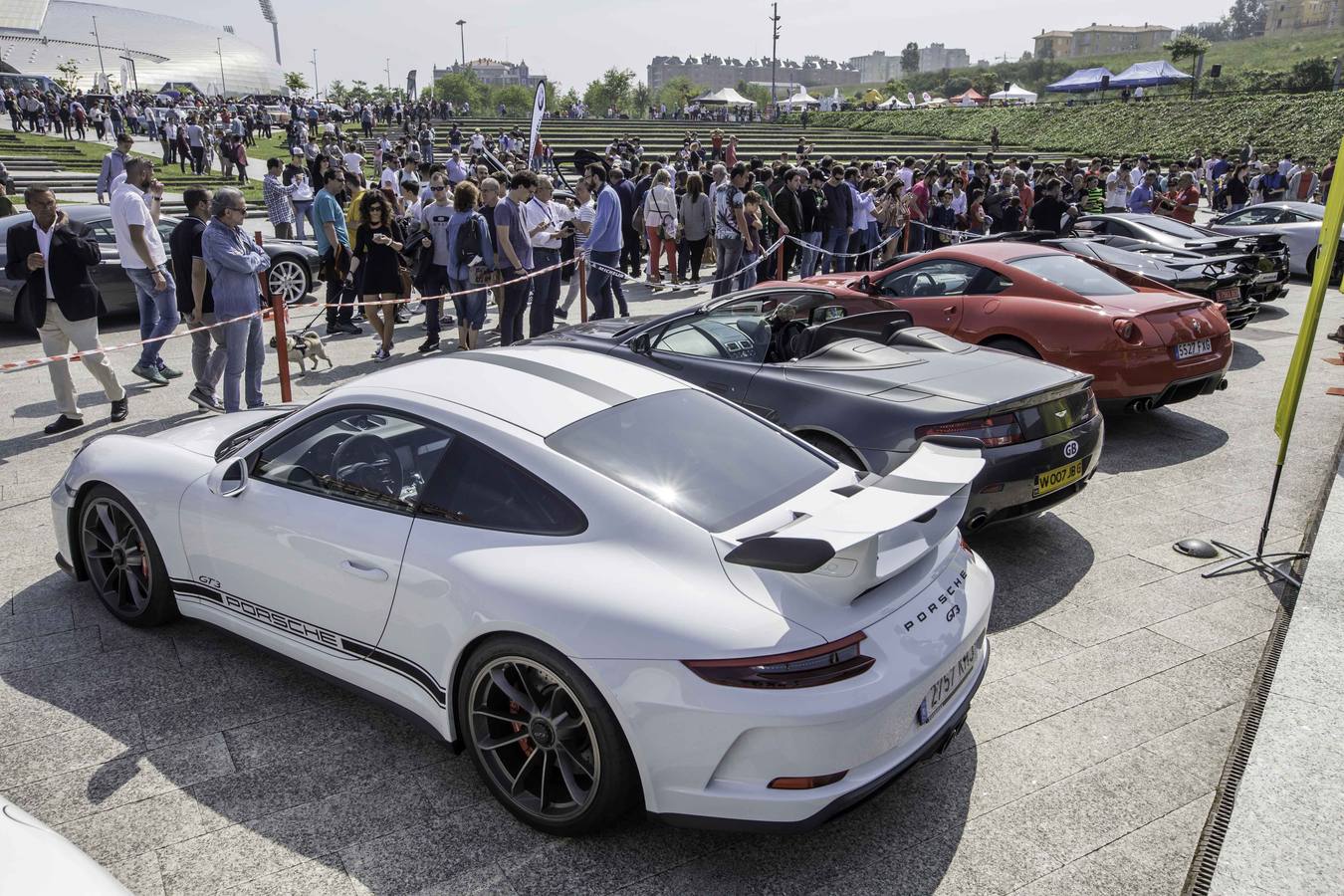Coches como el Aston Martin DB11, el Ferrari F12 o el GTA Spano son algunos de los 160 deportivos que se han dado cita hoy en Santander. La XI edición de Superdeportivos Cantabria 'Ciudad de Santander' acoge diferentes rutas por la región y la concentración de esta mañana en el Parque de las Llamas.