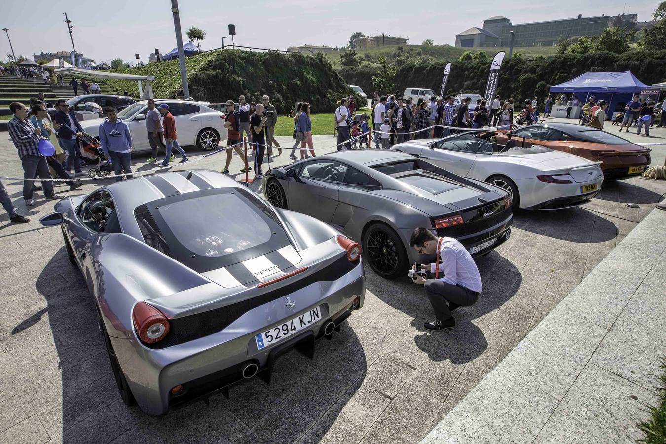 Coches como el Aston Martin DB11, el Ferrari F12 o el GTA Spano son algunos de los 160 deportivos que se han dado cita hoy en Santander. La XI edición de Superdeportivos Cantabria 'Ciudad de Santander' acoge diferentes rutas por la región y la concentración de esta mañana en el Parque de las Llamas.