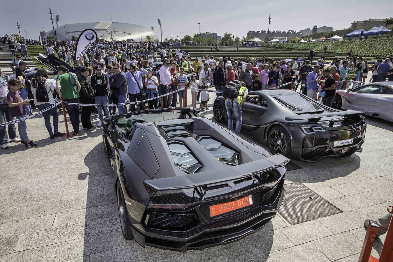 Coches como el Aston Martin DB11, el Ferrari F12 o el GTA Spano son algunos de los 160 deportivos que se han dado cita hoy en Santander. La XI edición de Superdeportivos Cantabria 'Ciudad de Santander' acoge diferentes rutas por la región y la concentración de esta mañana en el Parque de las Llamas.