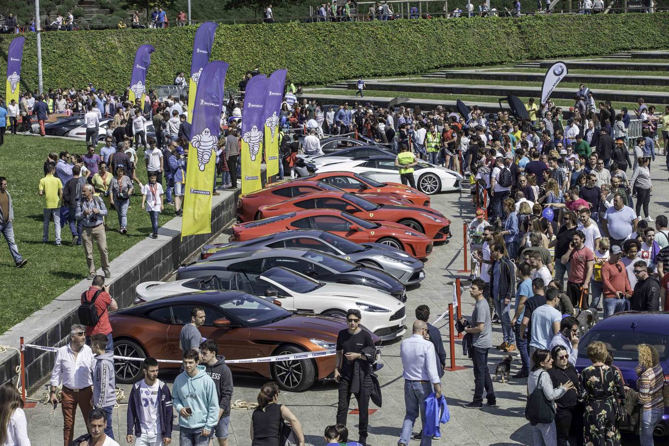 Coches como el Aston Martin DB11, el Ferrari F12 o el GTA Spano son algunos de los 160 deportivos que se han dado cita hoy en Santander. La XI edición de Superdeportivos Cantabria 'Ciudad de Santander' acoge diferentes rutas por la región y la concentración de esta mañana en el Parque de las Llamas.