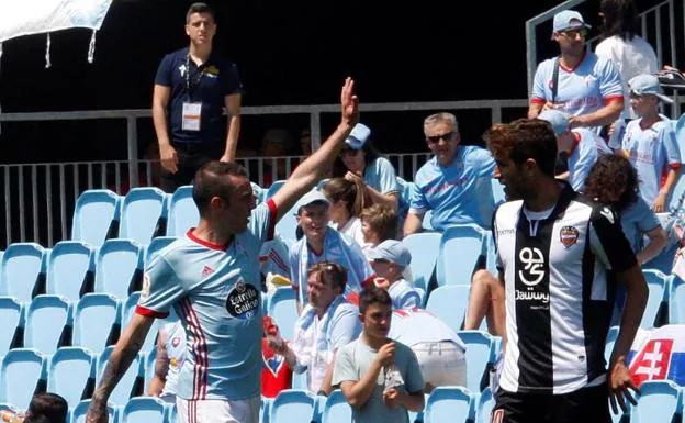 Iago Aspas celebra uno de los dos goles que le marcó al Levante. 