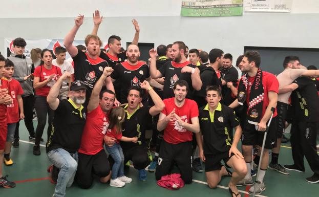 Los jugadores del Santoña celebran el ascenso tras el triunfo ante el Córdoba.