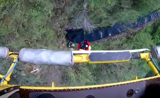 El helicóptero del Gobierno de Cantabria rescata a dos senderistas vascos perdidos en Urdón