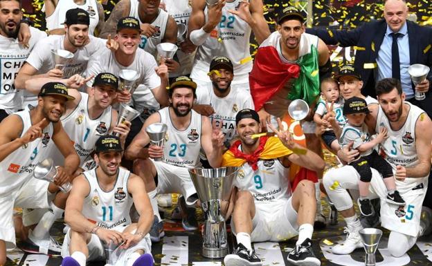 Los jugadores del Real Madrid celebran su décima Copa de Europa. 