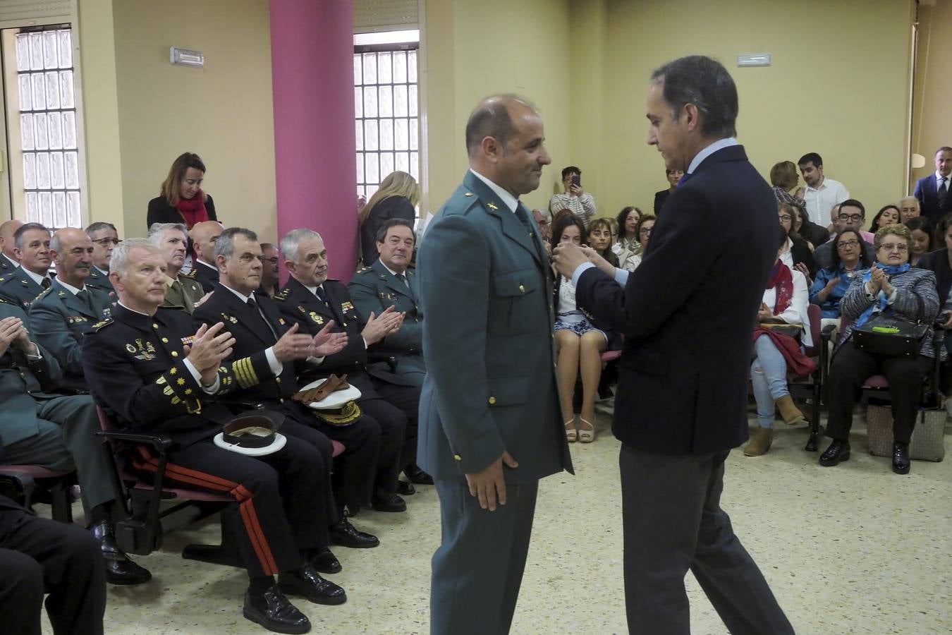 En la celebración del 174 cumpleaños de la Guardia Civil, celebrado en el acuartelamiento de Campogiro, este jueves, 17 de mayo, se impusieron 19 condecoraciones al mérito del Cuerpo de la Guardia Civil, incluida la de la fiscal superior, pero también al delegado en Cantabria de la empresa Prosegur, Jesús Isla, y a otros 17 componentes de este Cuerpo, que nació en el año 1844. 