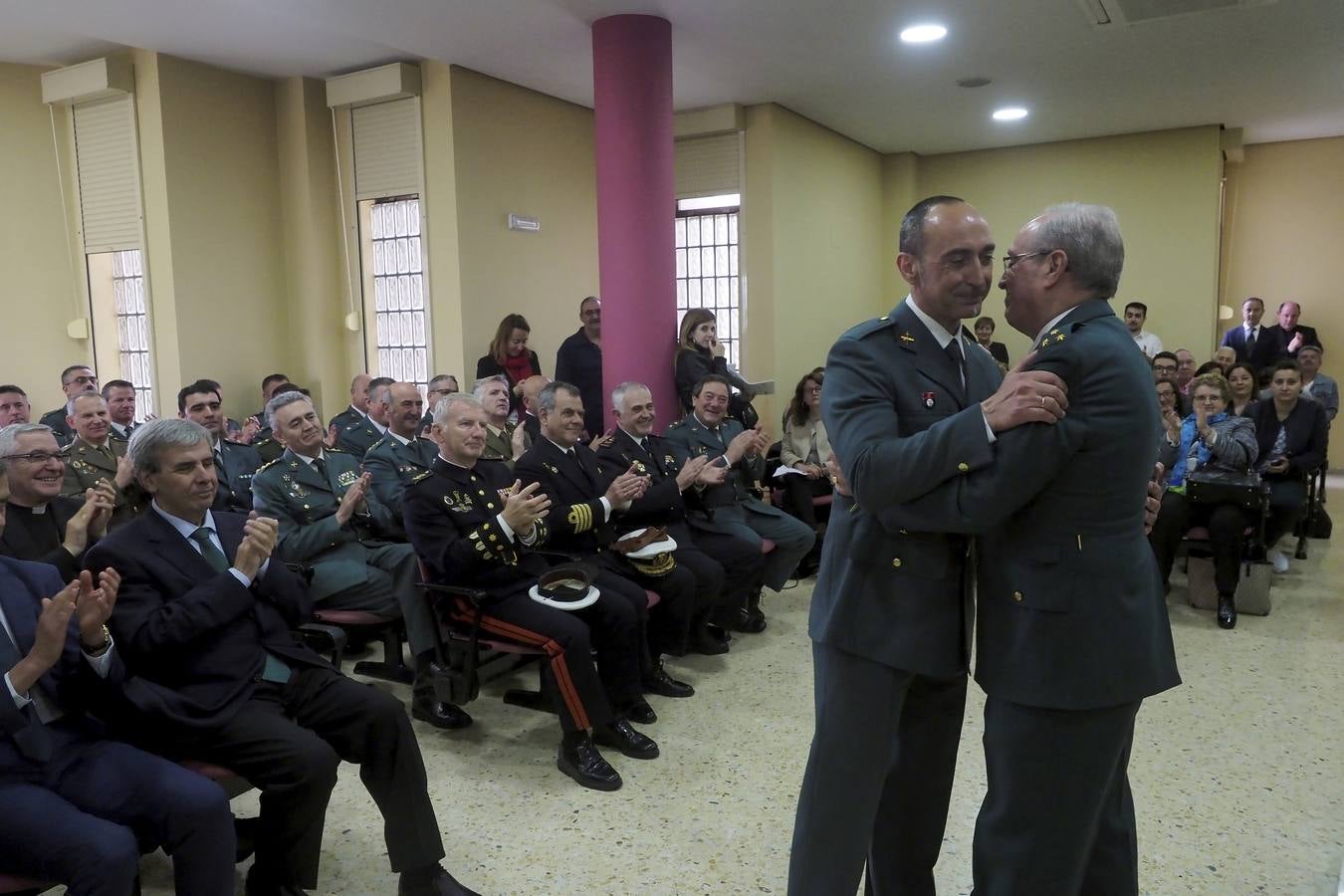 En la celebración del 174 cumpleaños de la Guardia Civil, celebrado en el acuartelamiento de Campogiro, este jueves, 17 de mayo, se impusieron 19 condecoraciones al mérito del Cuerpo de la Guardia Civil, incluida la de la fiscal superior, pero también al delegado en Cantabria de la empresa Prosegur, Jesús Isla, y a otros 17 componentes de este Cuerpo, que nació en el año 1844. 