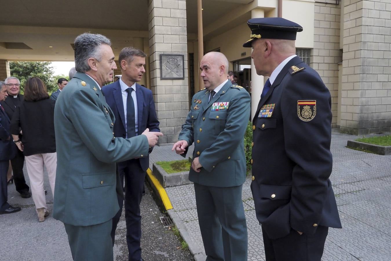 En la celebración del 174 cumpleaños de la Guardia Civil, celebrado en el acuartelamiento de Campogiro, este jueves, 17 de mayo, se impusieron 19 condecoraciones al mérito del Cuerpo de la Guardia Civil, incluida la de la fiscal superior, pero también al delegado en Cantabria de la empresa Prosegur, Jesús Isla, y a otros 17 componentes de este Cuerpo, que nació en el año 1844. 