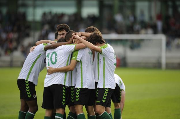 Los jugadores del Racing B celebran un tanto marcado en el partido frente al Laredo. 