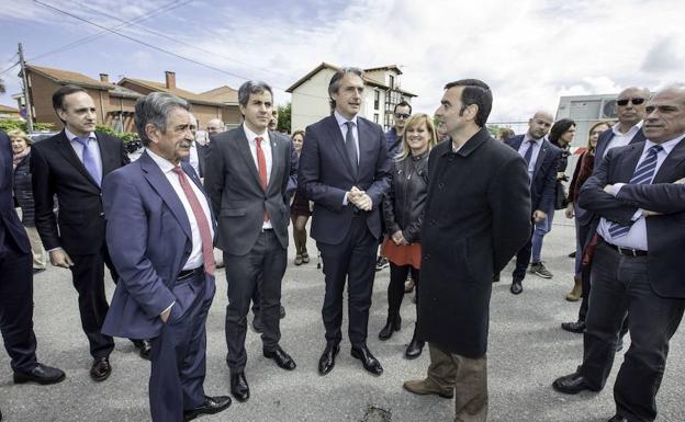 De izquierda a derecha, Samuel Ruiz, Miguel Ángel Revilla, Pablo Zuloaga y el ministro de Fomento, Íñigo de la Serna el pasado 15 de mayo en la estación de tren de Santa Cruz de Bezana.