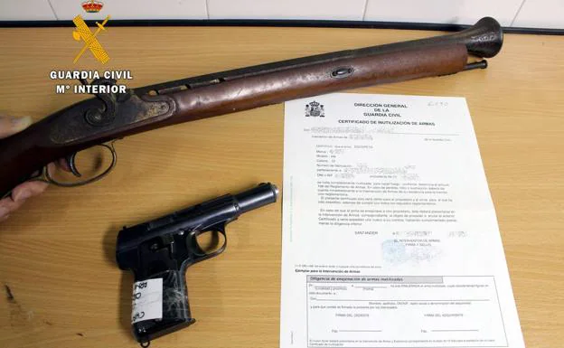 Imagen principal - Los propietarios con armas de fuego inutilizadas en Cantabria deberán someterlas a clasificación