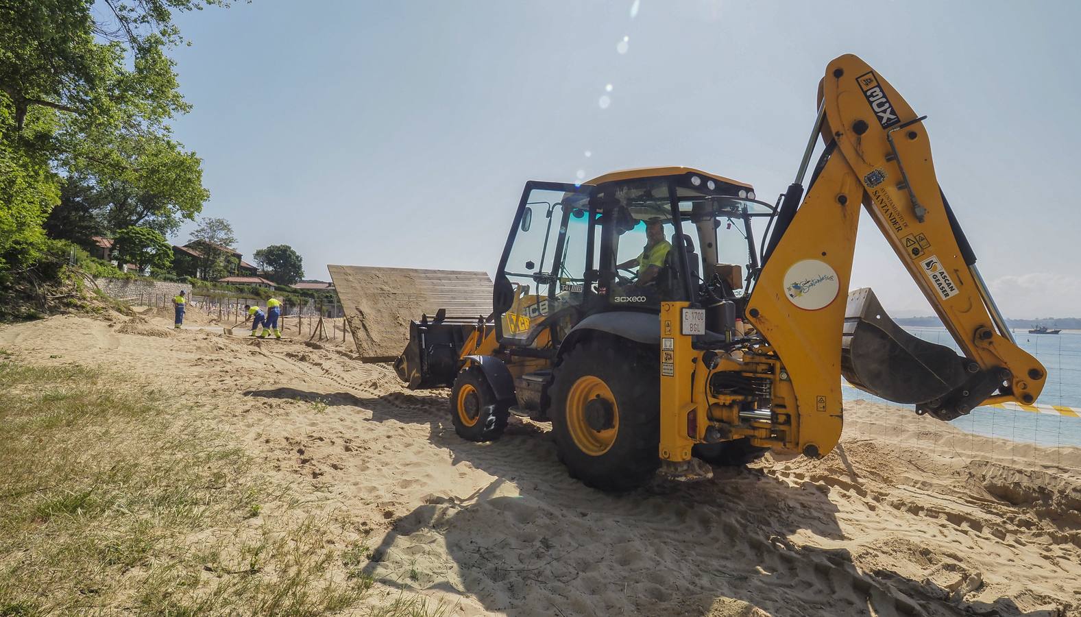 Con la playa llena otra vez de arena en la zona de La Magdalena, el vallado que impide el paso hoy en día podría retirarse para el fin de semana «o incluso antes» 