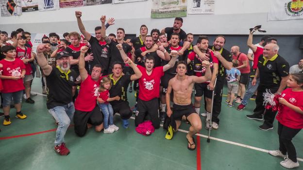 Jugadores y técnicos del ACV Santoña celebran el ascenso a División de Honor Plata. :: sane