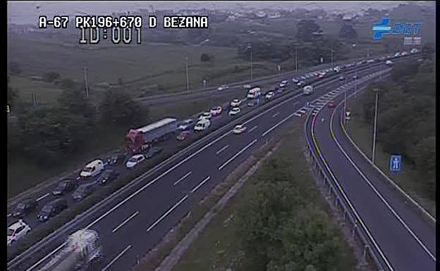 Retenciones kilométricas en la A-67, captadas por las cámaras de la DGT en Bezana.
