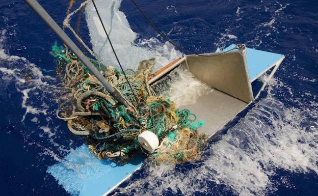 Muestra de basura retirada del océano en la conocida como la Gran Mancha de Basura del Pacífico. 