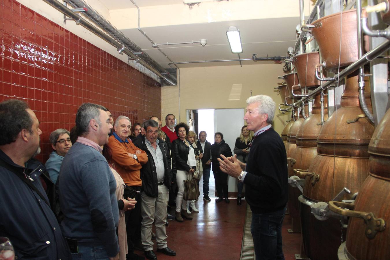 José Antonio Parra muestra a los invitados las barricas de Jerez donde reposará el whisky.