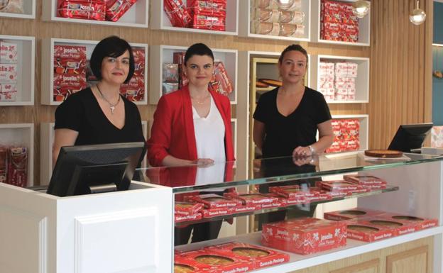 Tienda:Amparo Carral, Noelia Carral y Lola Irizabal. 