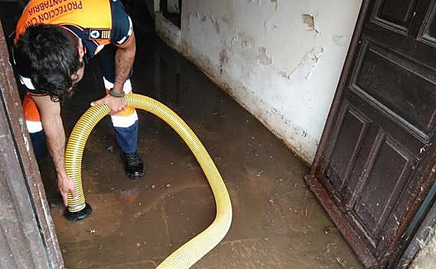 Imagen principal - Una gran tromba de agua causa problemas de inundaciones en Corvera y Villasevil