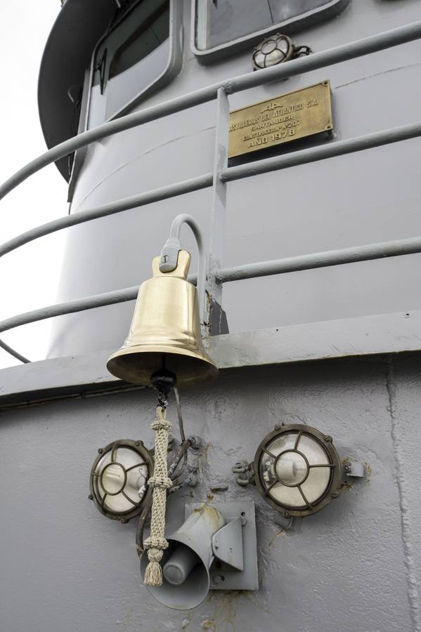 El remolcador de altura de la Armada Española 'Mahón' (A-51) hizo ayer escala en el puerto de Santander. Se trata de un buque con base en la Estación Naval de La Graña, en Ferrol, que cumple 40 años, 36 de ellos trabajando en misiones de vigilancia desde el río Miño hasta el mar Cantábrico, con una dotación de 30 personas a bordo.