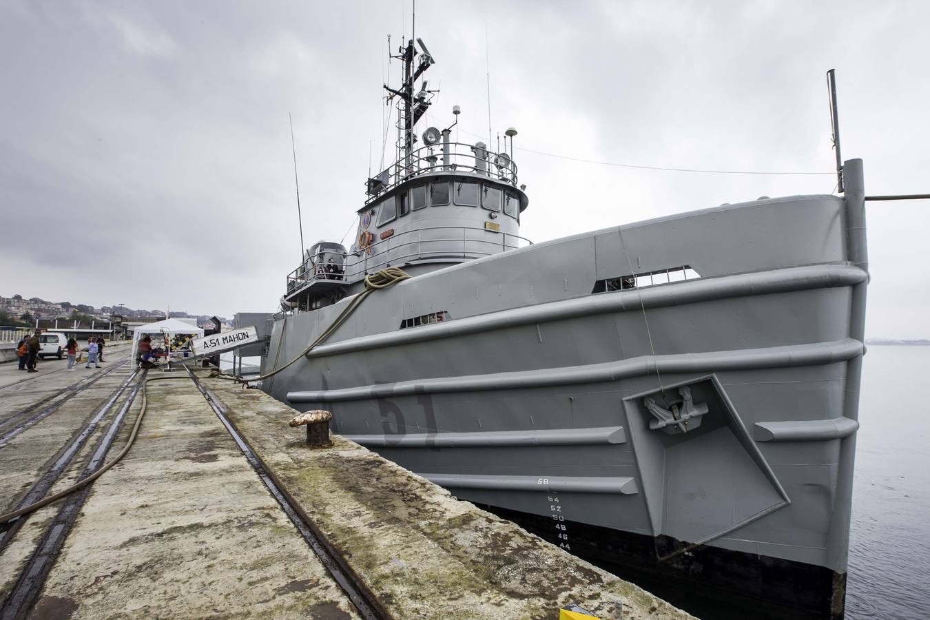 El remolcador de altura de la Armada Española 'Mahón' (A-51) hizo ayer escala en el puerto de Santander. Se trata de un buque con base en la Estación Naval de La Graña, en Ferrol, que cumple 40 años, 36 de ellos trabajando en misiones de vigilancia desde el río Miño hasta el mar Cantábrico, con una dotación de 30 personas a bordo.