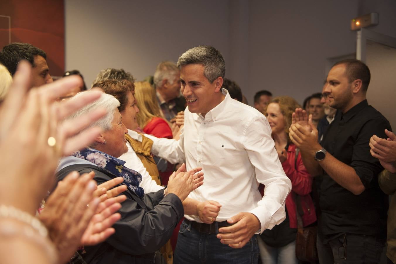 Fotos: Zuloaga vence en las primarias del PSOE en Cantabria