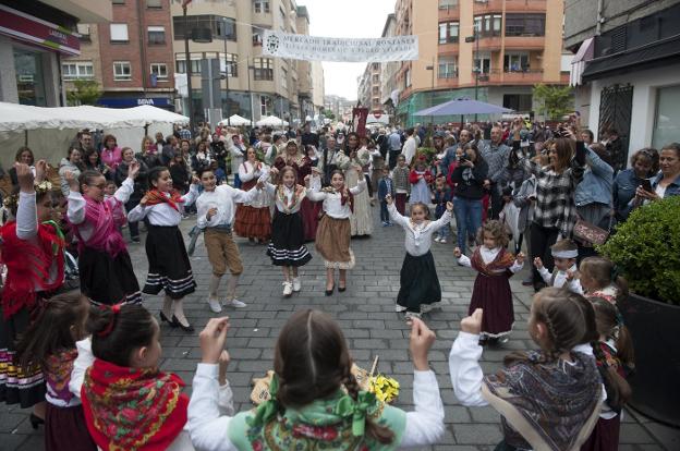 Los más pequeños también celebraron la victoria de los camargueses ante las tropas francesas. 