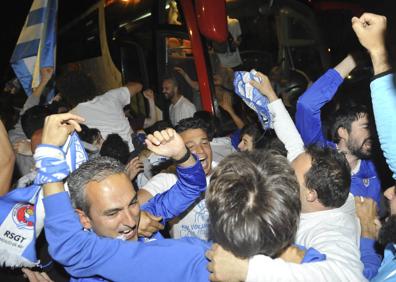 Imagen secundaria 1 - La llegada del equipo a Torrelavega.