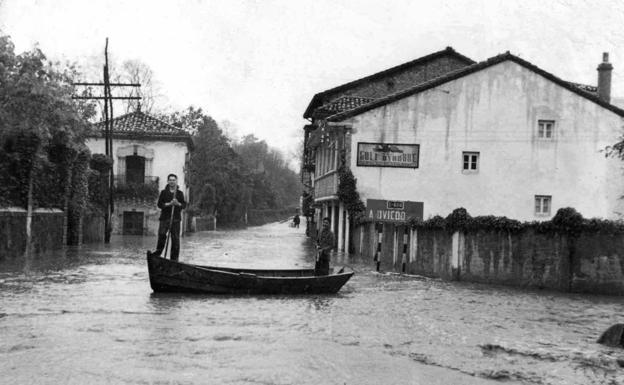 Comillas, en la inundación del año 1951. 