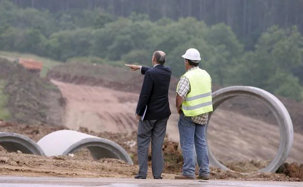 El consejero José María Mazón, en las obras de la variante en junio de 2009, antes de su paralización.