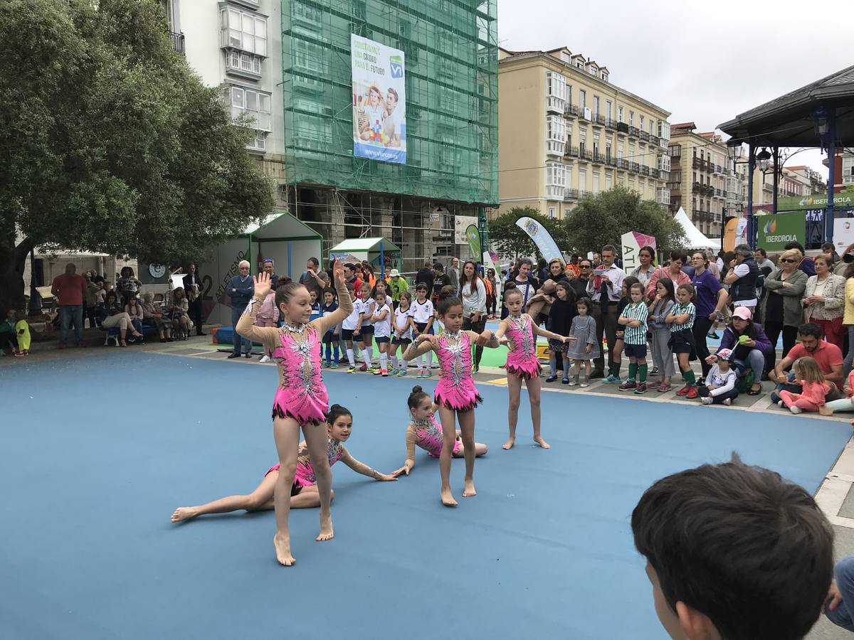 Cientos de personas han participado este fin de semana de la iniciativa Tour Mujer, Salud y Deporte en la que 15 federaciones deportivas, apoyadas por algunas de sus mejores deportistas, en qué consisten y cómo se entrenan sus deportes. 