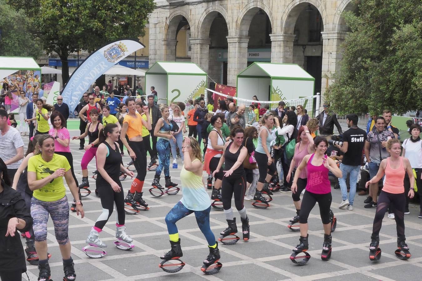 Cientos de personas han participado este fin de semana de la iniciativa Tour Mujer, Salud y Deporte en la que 15 federaciones deportivas, apoyadas por algunas de sus mejores deportistas, en qué consisten y cómo se entrenan sus deportes. 