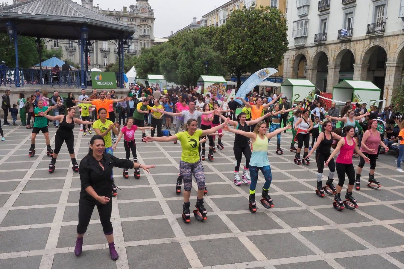 Cientos de personas han participado este fin de semana de la iniciativa Tour Mujer, Salud y Deporte en la que 15 federaciones deportivas, apoyadas por algunas de sus mejores deportistas, en qué consisten y cómo se entrenan sus deportes. 