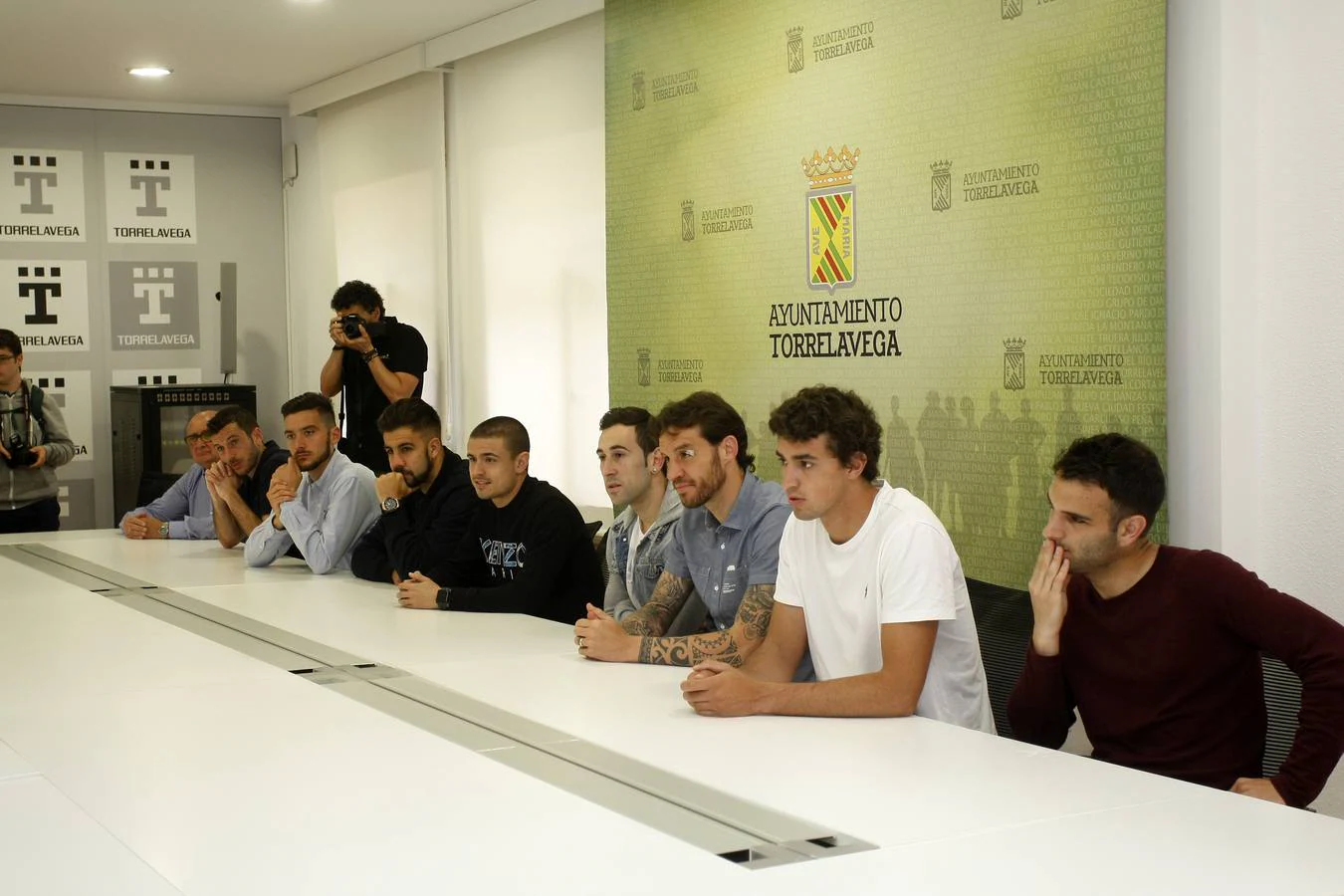 El club blanquiazul ha visitado el Ayuntamiento de Torrelavega tras la gesta del ascenso a Segunda B.