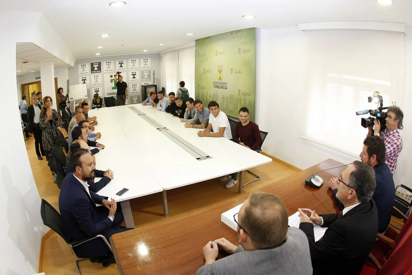 El club blanquiazul ha visitado el Ayuntamiento de Torrelavega tras la gesta del ascenso a Segunda B.