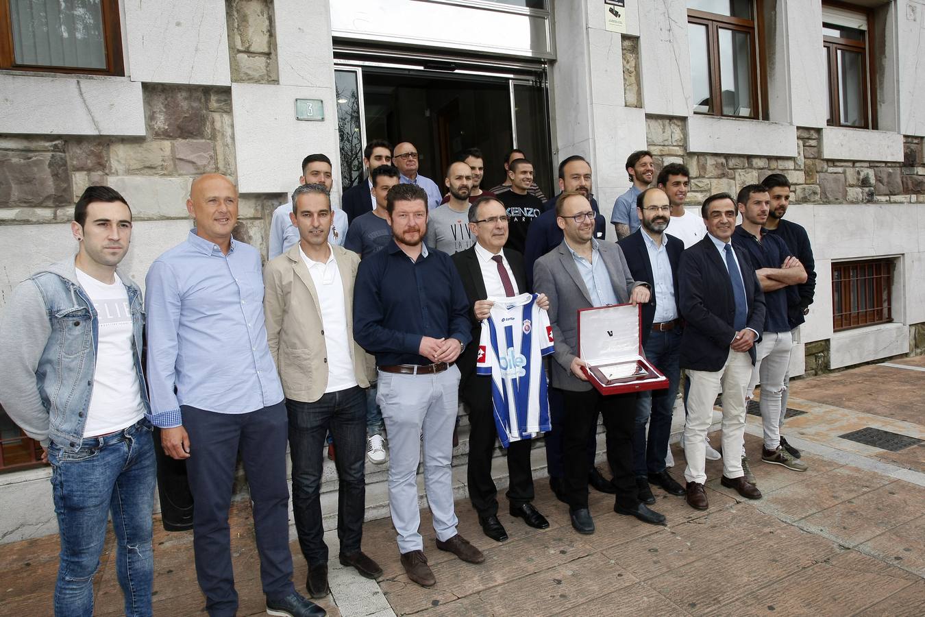 El club blanquiazul ha visitado el Ayuntamiento de Torrelavega tras la gesta del ascenso a Segunda B.