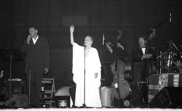 En 1998, 'La Pradera' protagonizó un concierto mágico en la Plaza de Toros junto a Carlos Cano. 