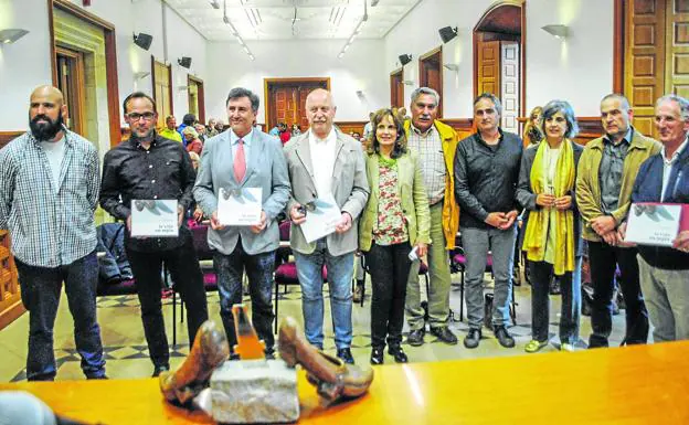 De izquierda a derecha, Daniel Santos, Sergio Balbontín, Francisco Fernández Mañanes, José MIguel Barrio,Pilar Lorenzo, Alfredo Castañeda, Jesús Allende, Margarita Rodríguez, NachoZubelzu y Luis Ángel Moreno, durante la presentación de 'La vida en sepia'.