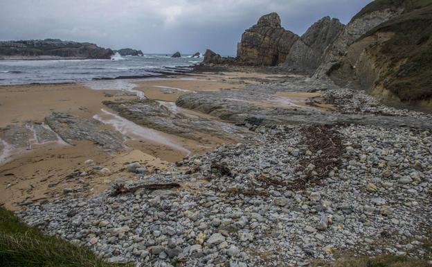 Playa de Portio llena de plásticos.