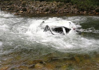 Imagen secundaria 1 - El fallecido por atropello en la A-67 era un santanderino de 44 años que caminaba por la autovía