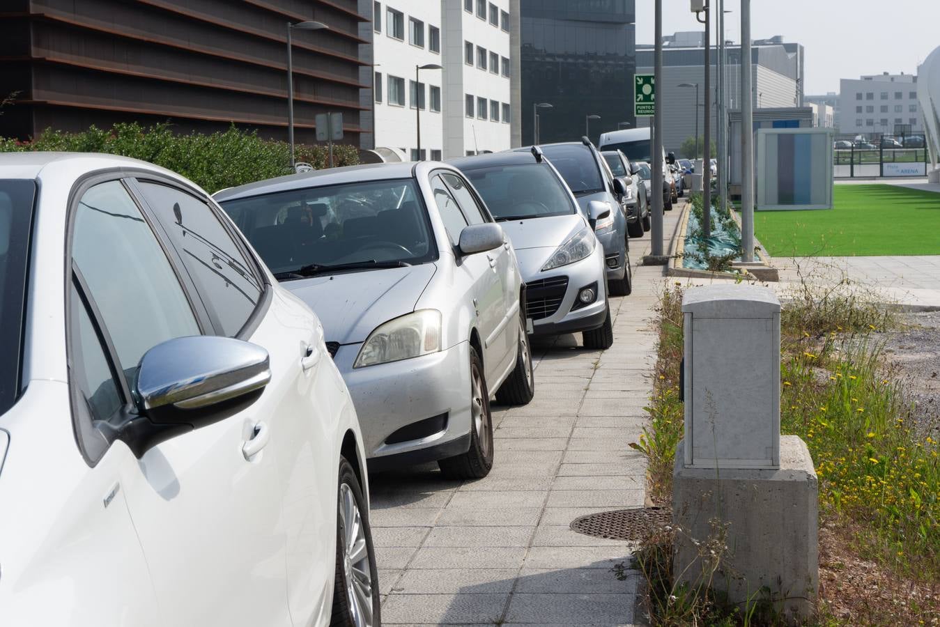 Los vehiculos pasan a ocupar las aceras por las que deberian de transitar los peatones.